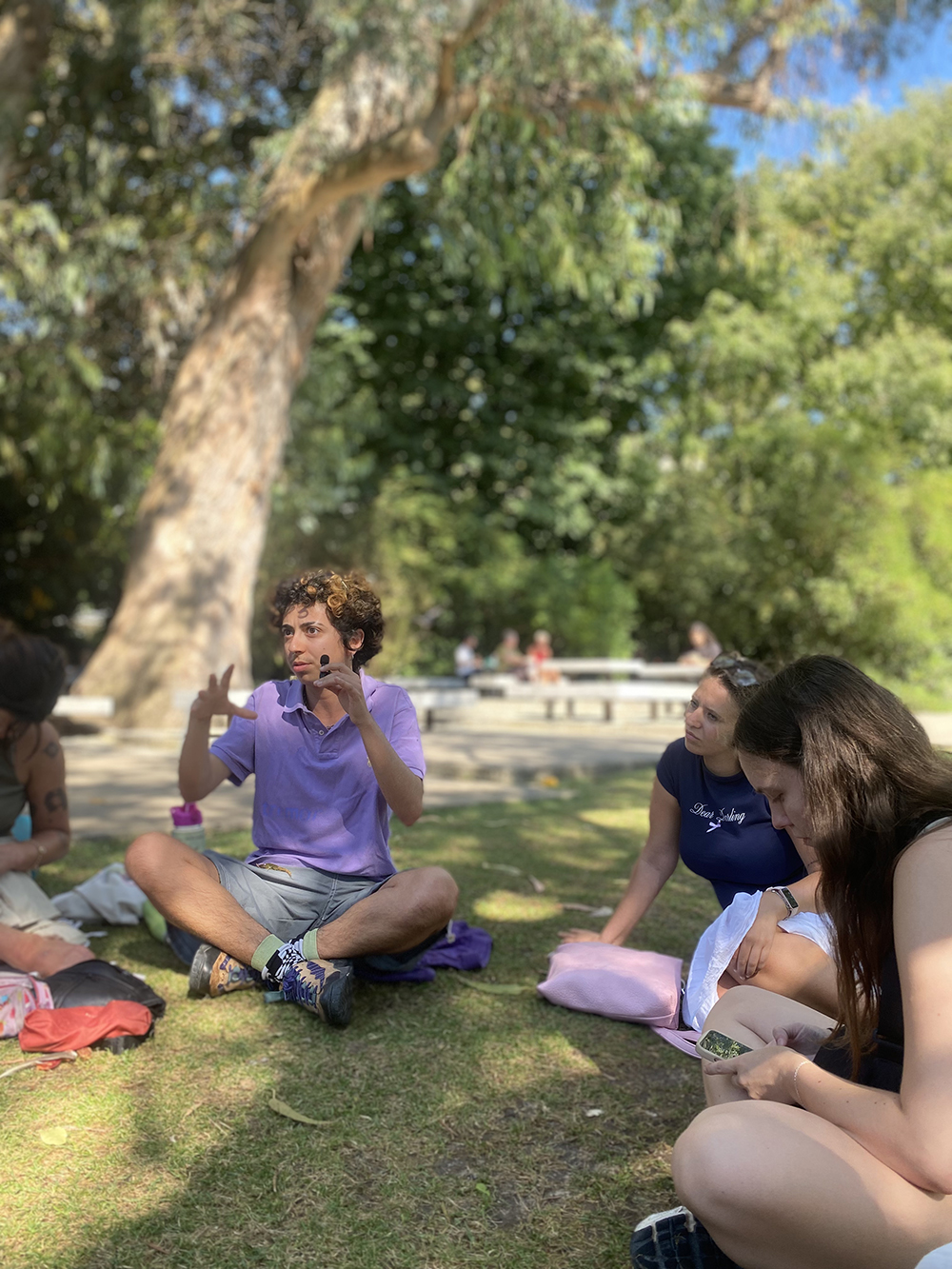 Eine Person reflektiert während des Gesprächs und betont, wie Freiwilligenerfahrungen das Verständnis von Gesellschaft, Identität und Gemeinschaft prägen.