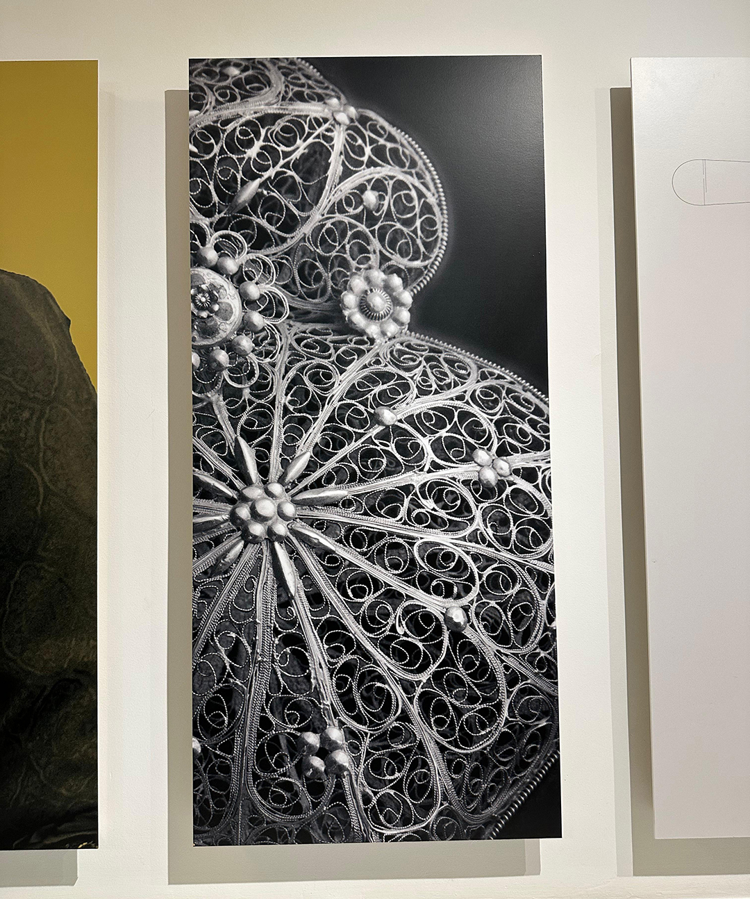 Filigranski detajl Srca Viane razkriva natančno obrtniško delo in dolgo tradicijo izdelave nakita, ki je del portugalske kulturne dediščine. Filigranski detajl Srca Viane razkriva natančno obrtniško delo in dolgo tradicijo izdelave nakita, ki je del portugalske kulturne dediščine.