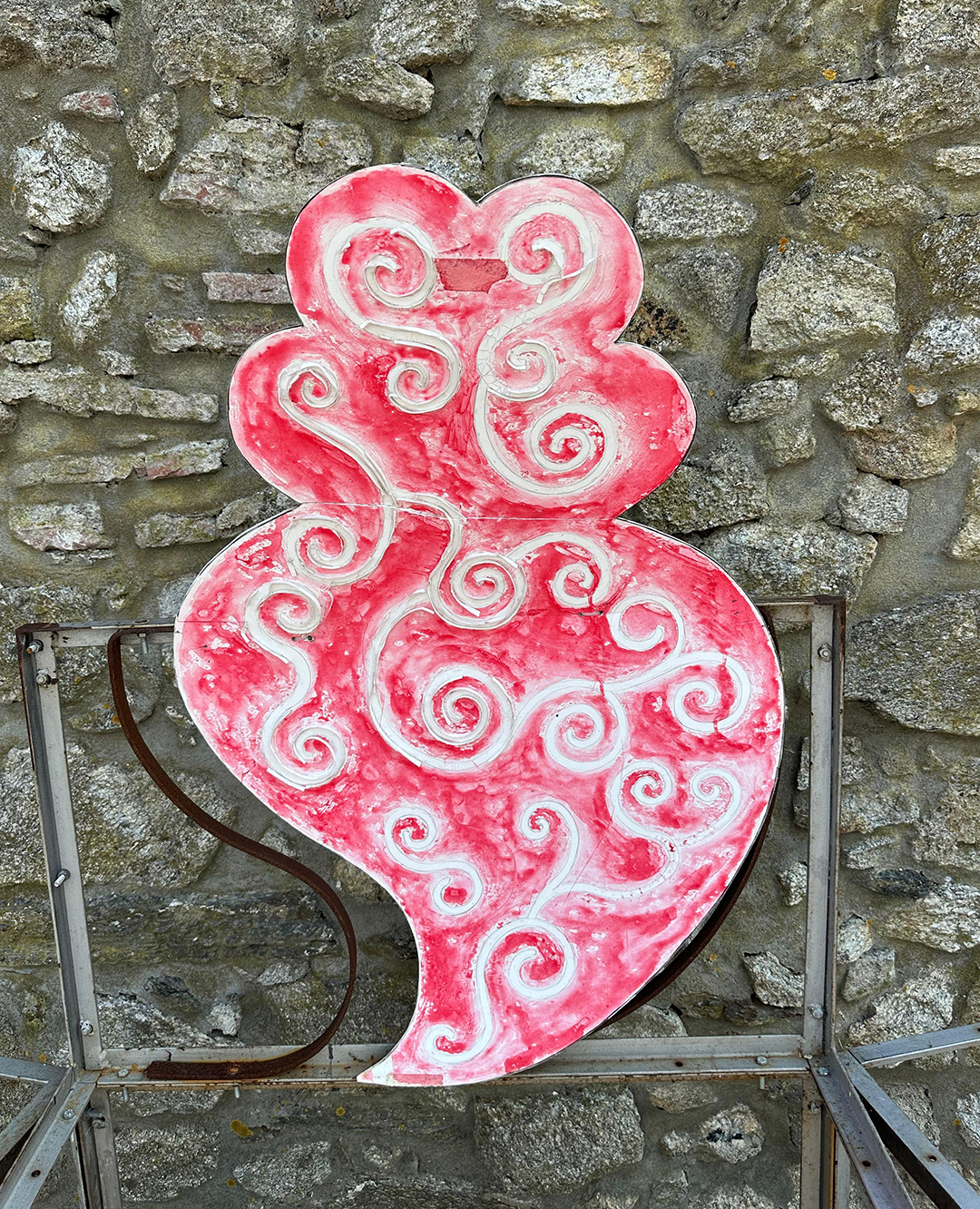 Javna umetniška postavitev, navdihnjena s Srcem Viane, poudarja pomen kulturne dediščine in njen obstoj v sodobnem okolju. Javna umetniška postavitev, navdihnjena s Srcem Viane, poudarja pomen kulturne dediščine in njen obstoj v sodobnem okolju.